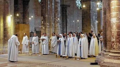 Schwestern und Brüder von Jerusalem beim liturgischen Gebet
