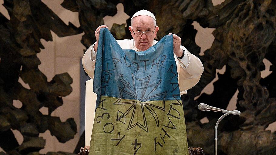 Papst mit Ukraine-Fahne