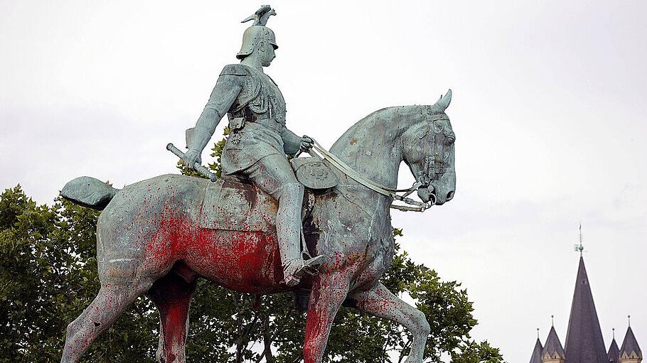 Ein Reiterstandbild von Kaiser Wilhelm II. an der Hohenzollernbrücke wurde mit Farbe verunstaltet. Köln, 26.06.2020 ***