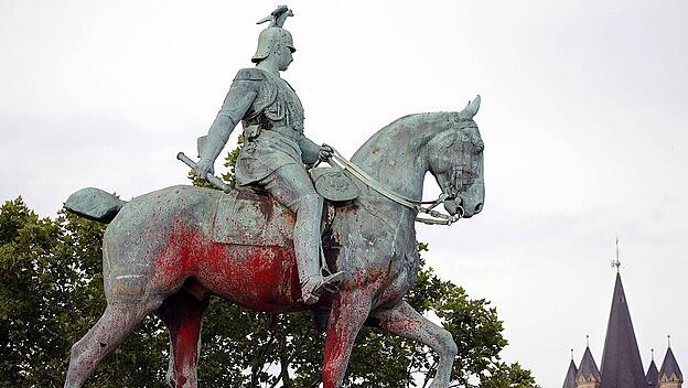 Ein Reiterstandbild von Kaiser Wilhelm II. an der Hohenzollernbrücke wurde mit Farbe verunstaltet. Köln, 26.06.2020 ***
