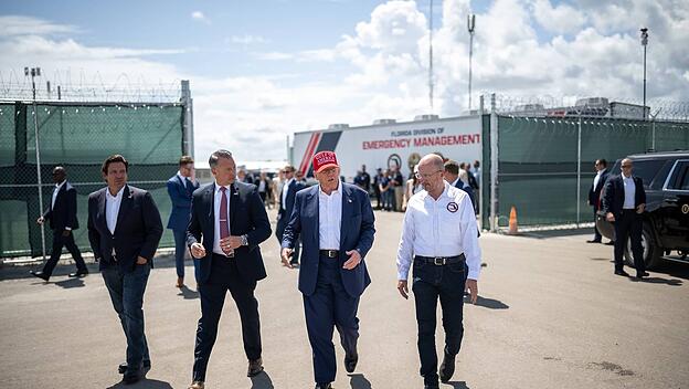 Donald Trump in der Einwanderungshaftanstalt „Alligator Alcatraz“