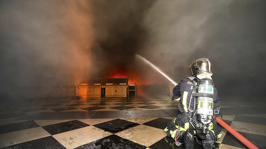 Geistlicher der Pariser Feuerwehr zum Brand von Notre-Dame