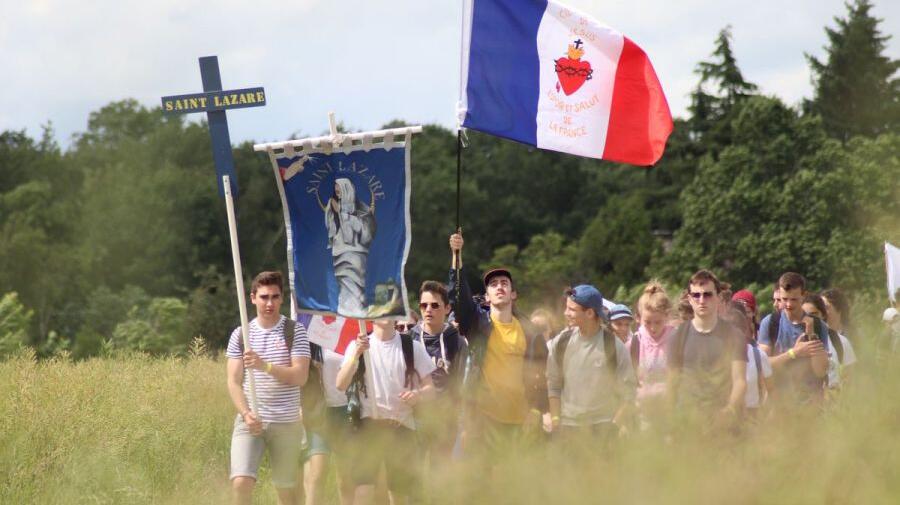 Pilger bei der Fußwallfahrt Paris-Chartres 2019