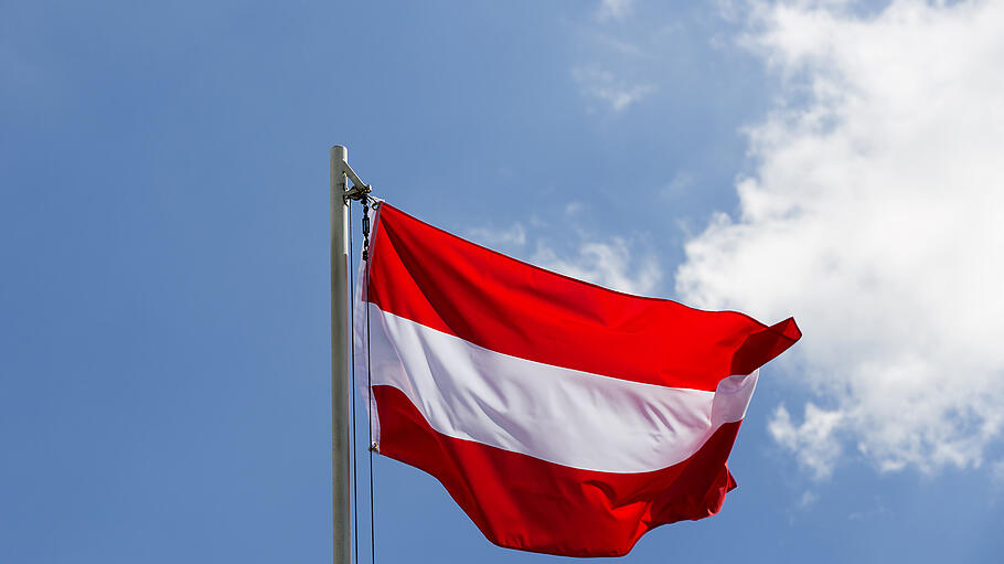 Eine österreichische Flagge flattert im Wind.