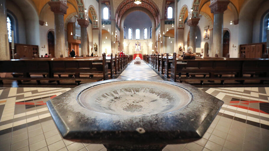 Symbolcharakter für die deutschesprachige Gotteshäuser: Kein Weihwasser, keine Eucharistie und vereinzelte Beter