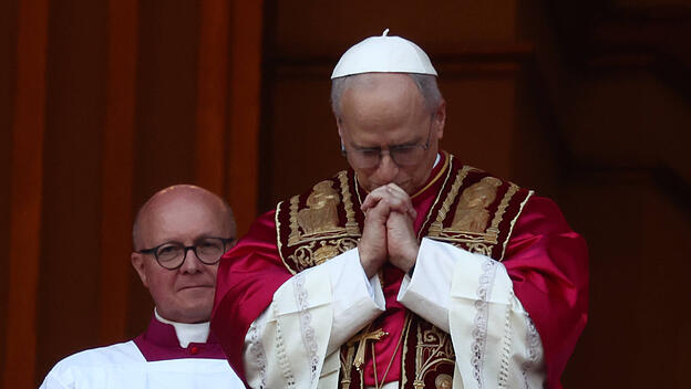 Der frischgewählte Papst Leo XIV. im Gebet.