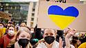 Zahlreiche Menschen demonstrieren vor dem Brandenburger Tor gegen den russischen Angriff auf die Ukraine