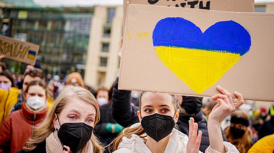 Zahlreiche Menschen demonstrieren vor dem Brandenburger Tor gegen den russischen Angriff auf die Ukraine