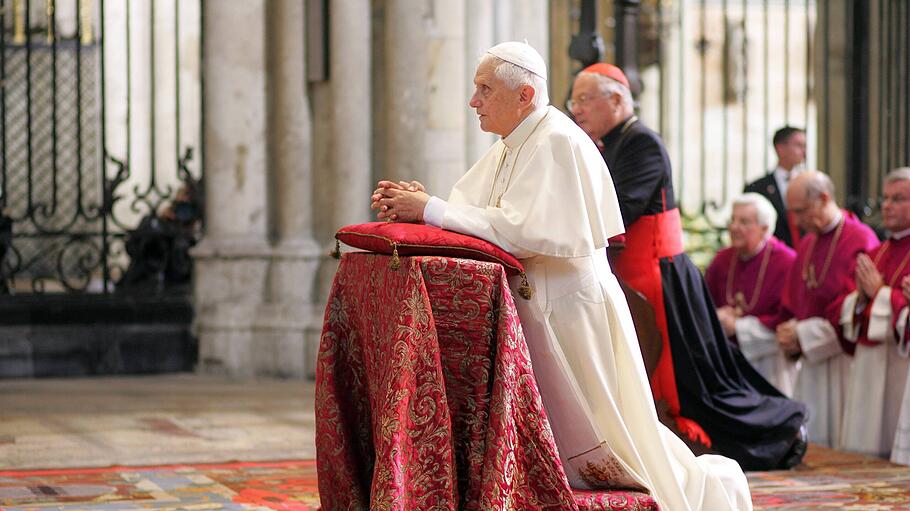 Papst BENEDIKT XVI betete vor dem Schrein der Heiligen Drei Koenige im Dom zu Koeln Der Papst bes