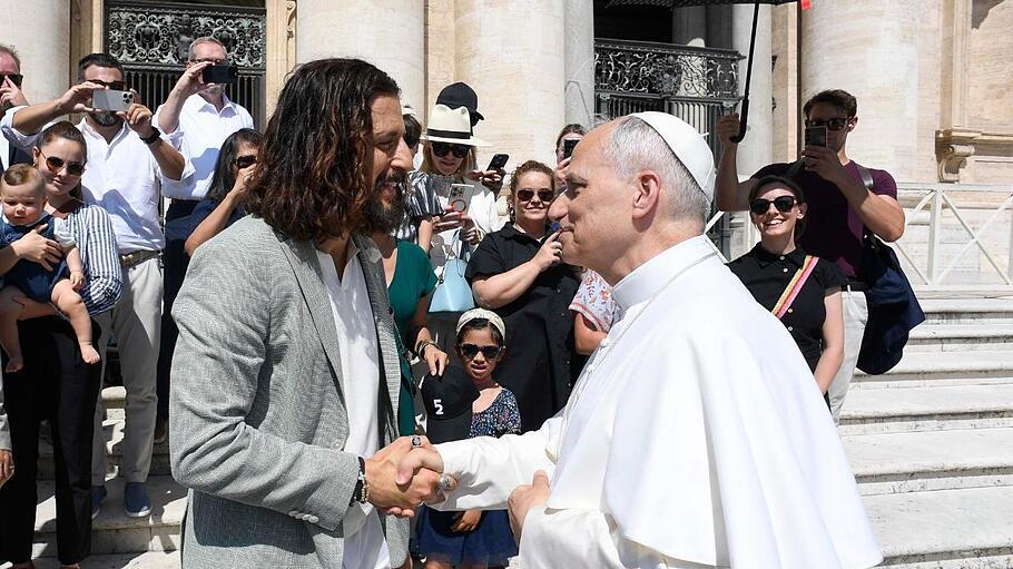 Jesus-Darsteller Jonathan Roumie trifft Papst Leo im Vatikan