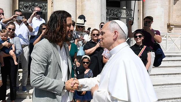 Jesus-Darsteller Jonathan Roumie trifft Papst Leo im Vatikan