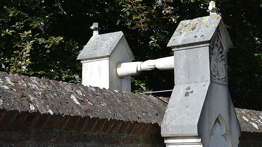 „Grab mit den Händchen“ auf dem Alten Friedhof in Roermond