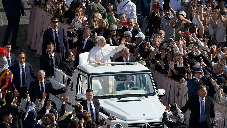 Papst Leo XIV. im Papamobil