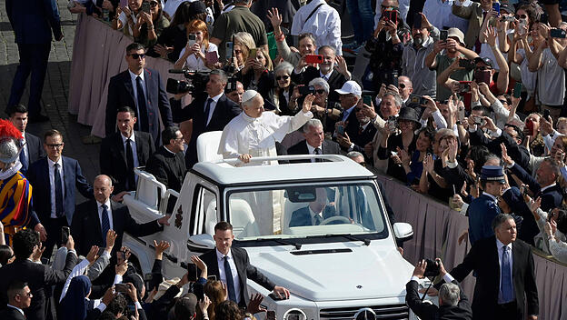Papst Leo XIV. im Papamobil