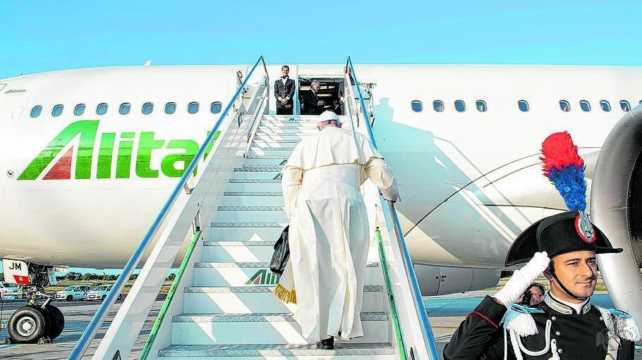 Papst Franziskus steigt ins Flugzeug