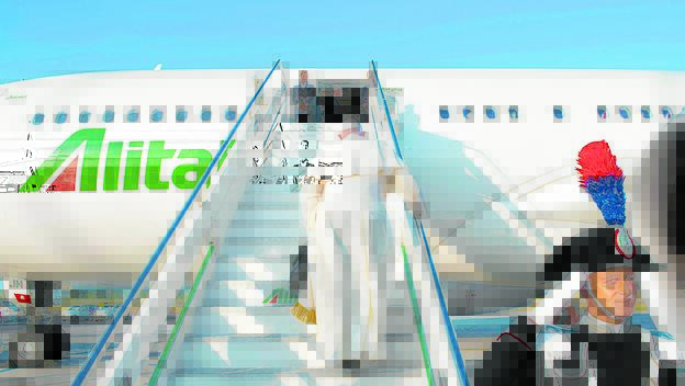 Papst Franziskus steigt ins Flugzeug