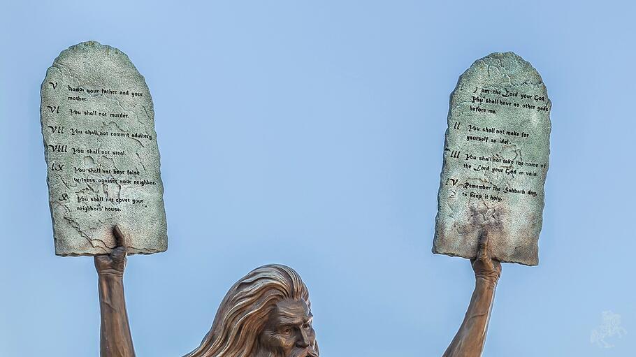 Garden Grove, California: Bronzestatue Moses mit den Zehn Geboten