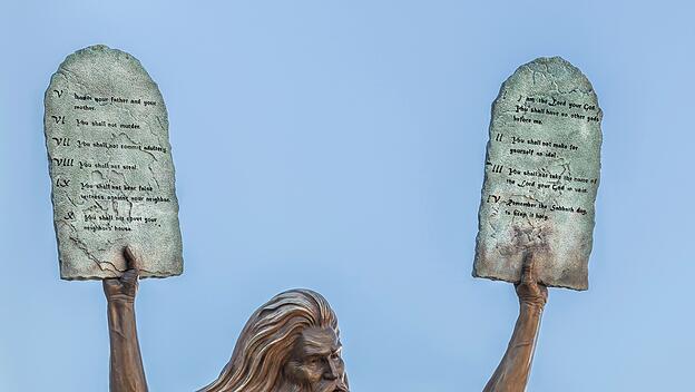 Garden Grove, California: Bronzestatue Moses mit den Zehn Geboten