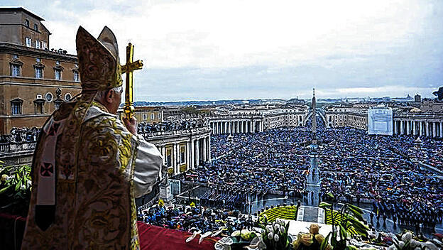 Benedikt XVI. beim  Segen "Urbi et Orbi"