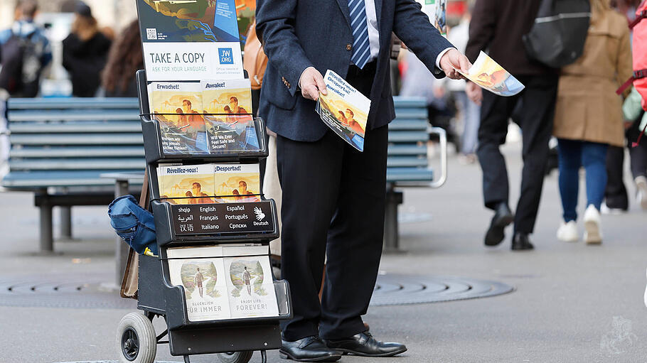 Zeugen Jehovas verteilen Flyer