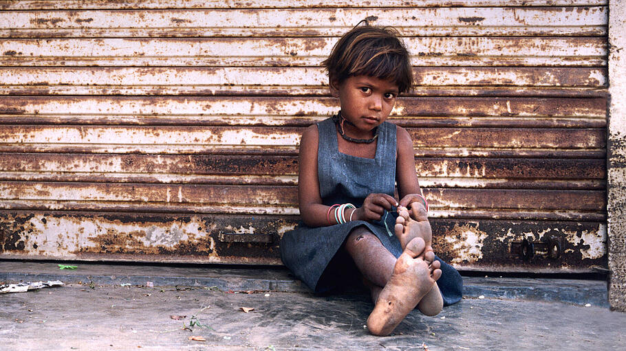 Kind vor einem verschlossenen Laden Indien