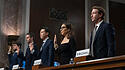 Jason Citron, Evan Spiegel, Linda Yaccarino,nd Mark Zuckerberg, werden vereidigt.