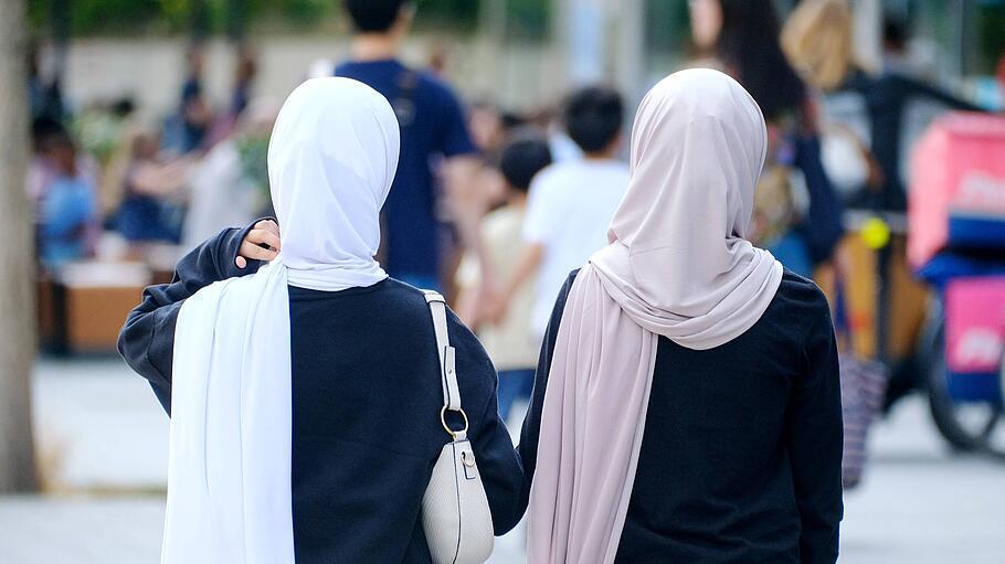 Junge Frauen mit Kopftuch