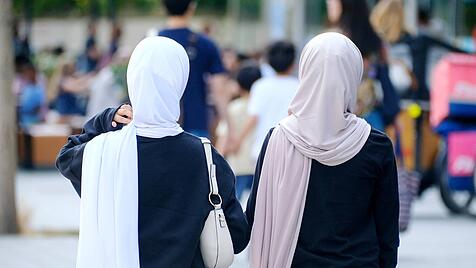 Junge Frauen mit Kopftuch