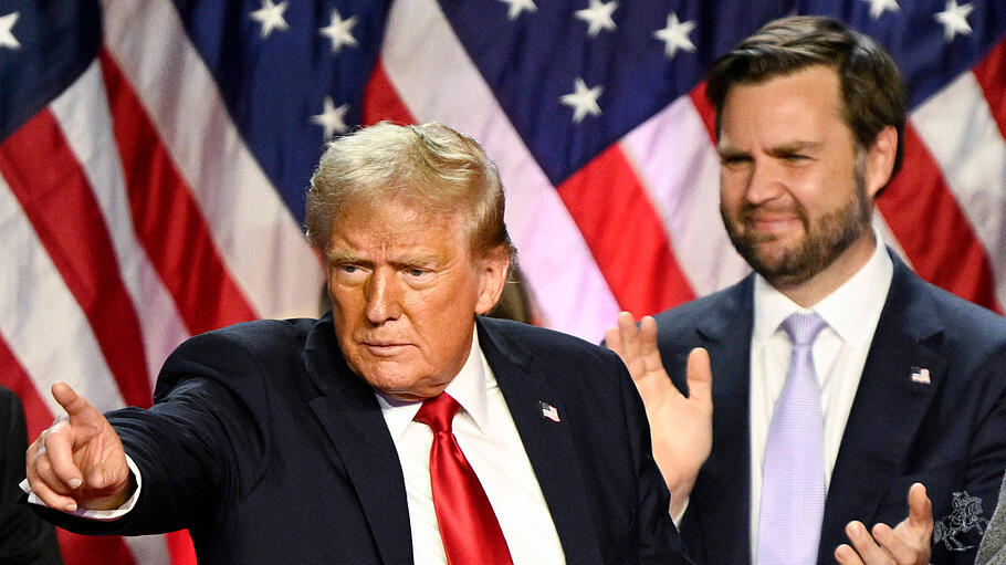 Donald Trump mit seinem designierten Vizepräsidenten J.D. Vance in West Palm Beach