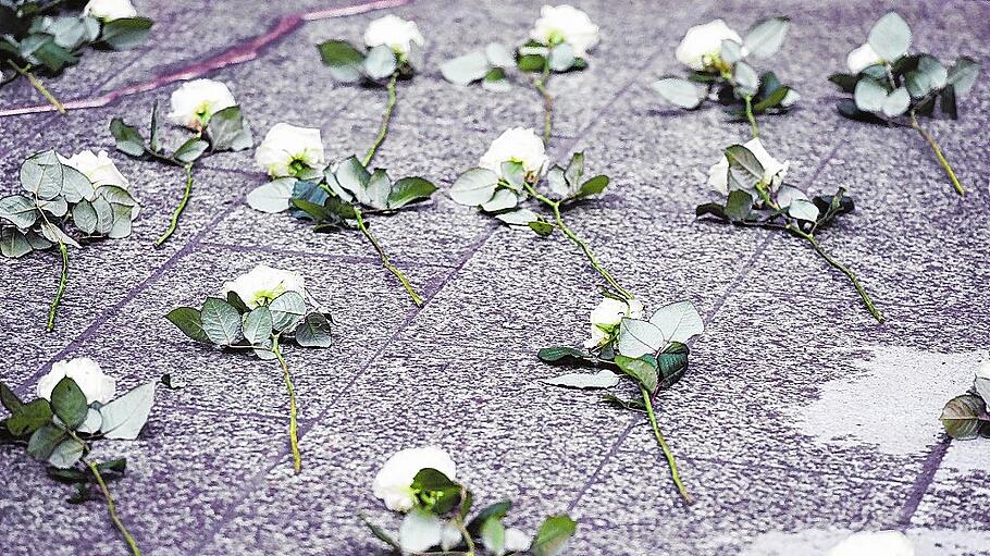 Blumen erinnern an die Opfer des Anschlags auf den Weihnachtsmarkt an der Berliner Gedächtniskirche.