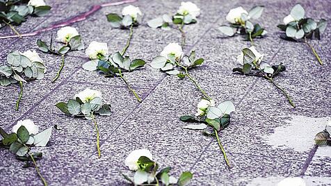 Blumen erinnern an die Opfer des Anschlags auf den Weihnachtsmarkt an der Berliner Gedächtniskirche.