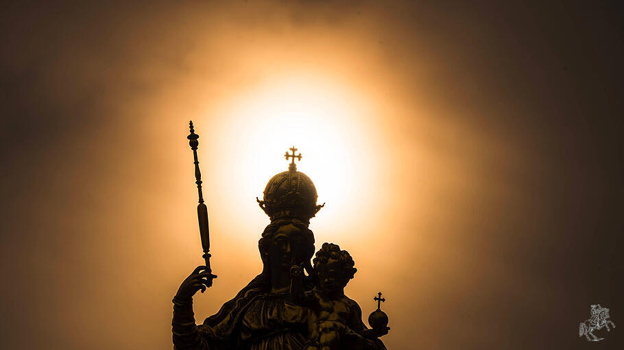 Mariens&auml;ule im Gegenlicht der Abendsonne