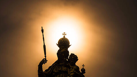 Mariens&auml;ule im Gegenlicht der Abendsonne