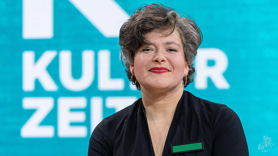 Nora Gomringer am ARD-Stand auf der Frankfurter Buchmesse 2025.