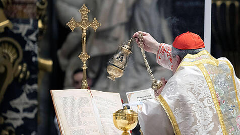Kardinal Burke zelebriert traditionelle Lateinische Messe