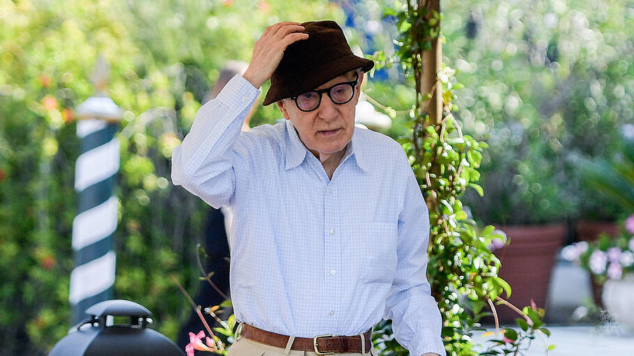 Woody Allen streifte mit seinem bewegten Privatleben immer wieder den Skandal, seinem Rang als Regisseur konnte das bis heute nichts anhaben.