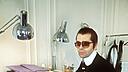  Karl Lagerfeld am Zeichentisch.