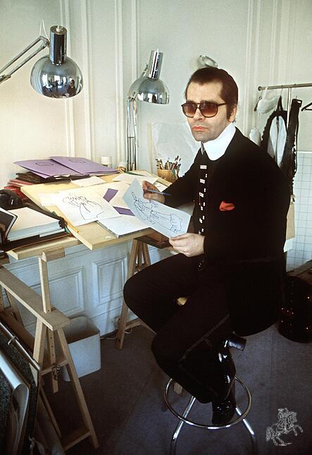 Karl Lagerfeld am Zeichentisch.