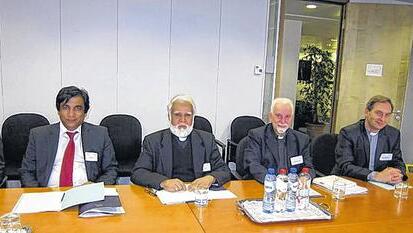 Erzbischof von Karatschi, Josef Coutts (2.v.l.), und der Minister für Nationale Eintracht, Paul Bhatti (l.)