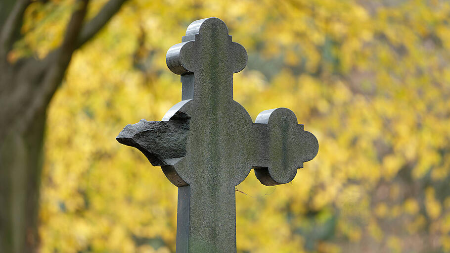 Zerstörtes Kreuz