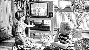 Kinder beim fernseh schauen