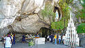 Die Grotte von Massabielle im Heiligen Bezirk im Marienwallfahrtsort Lourdes
