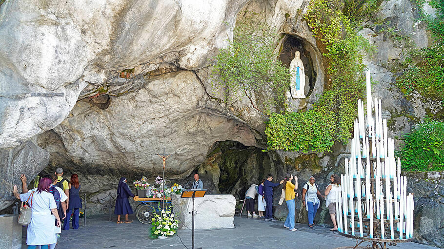 Die Grotte von Massabielle im Heiligen Bezirk im Marienwallfahrtsort Lourdes