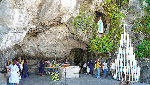 Die Grotte von Massabielle im Heiligen Bezirk im Marienwallfahrtsort Lourdes