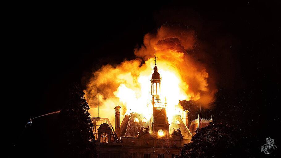 Rathaus von Limoges nach Ausschreitungen in Flammen
