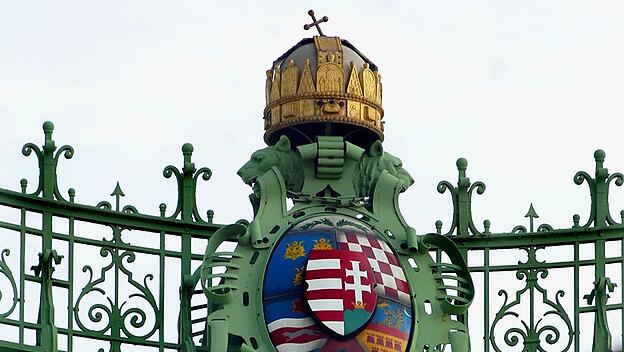 Stephanskrone ziert Freiheitsbrücke in Budapest
