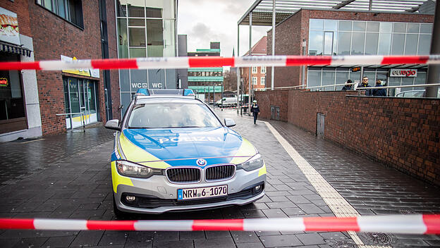 Bottrop: Ein Polizeiwagen steht hinter Absperrband auf dem Berliner Platz.