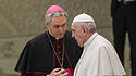 Papst Franziskus und Erzbischof Gänswein