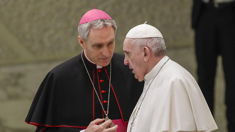 Papst Franziskus und Erzbischof Gänswein
