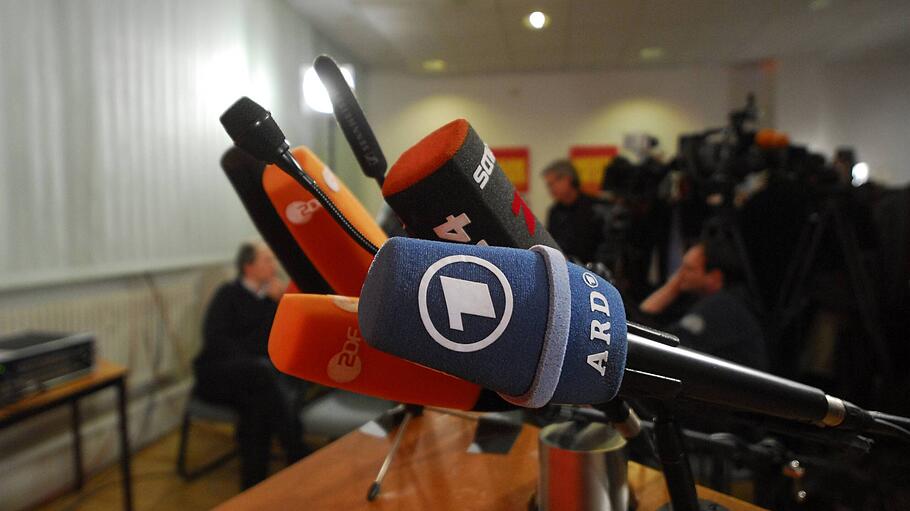 Mikrofone auf einer Pressekonferenz